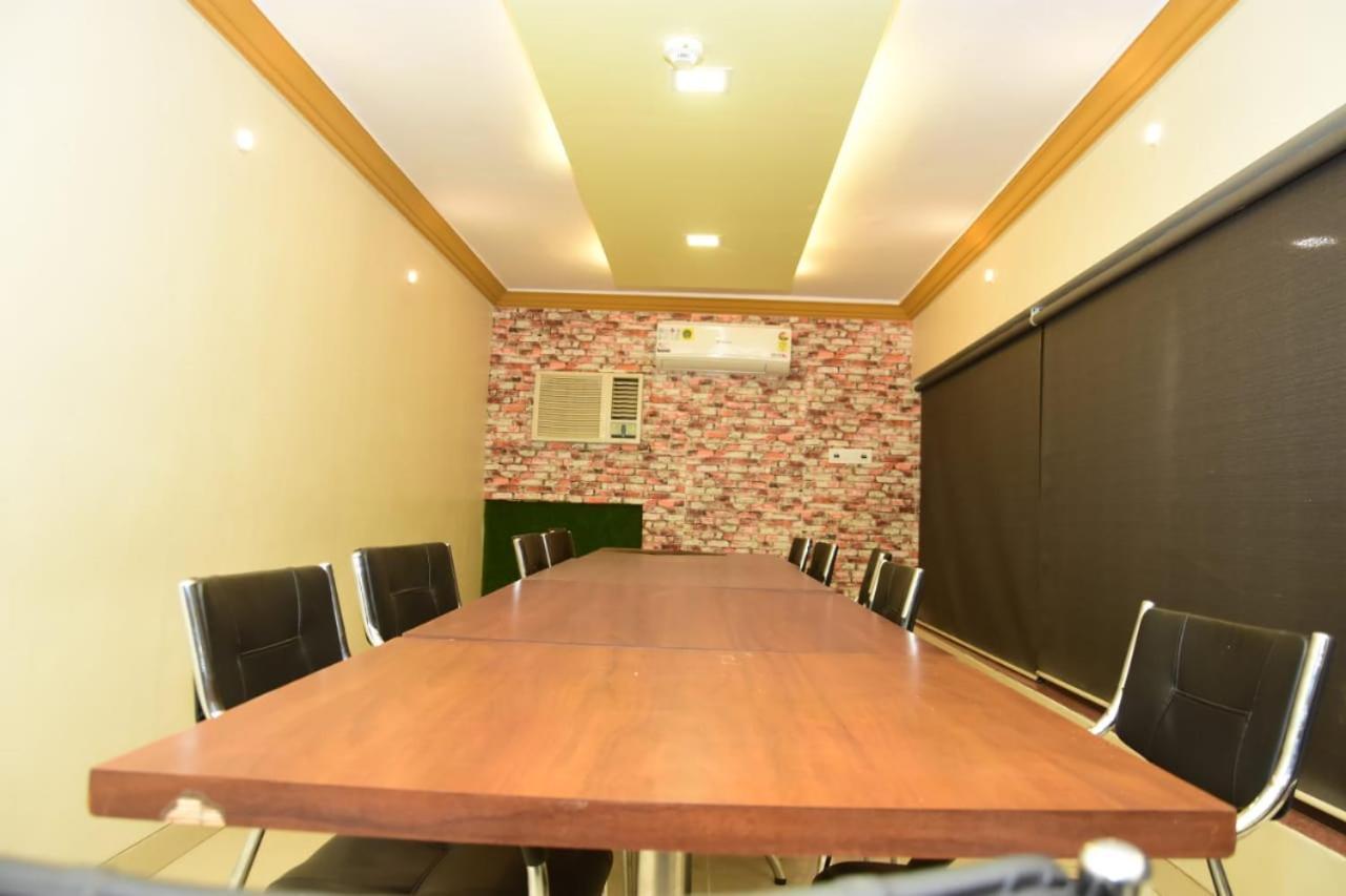 Bhachau Hotel Shiv International מראה חיצוני תמונה