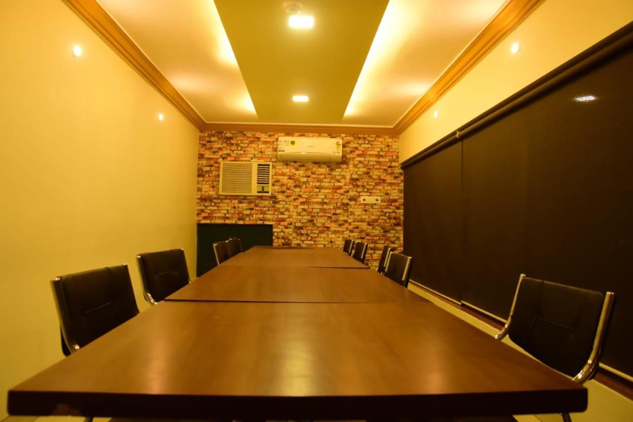 Bhachau Hotel Shiv International מראה חיצוני תמונה